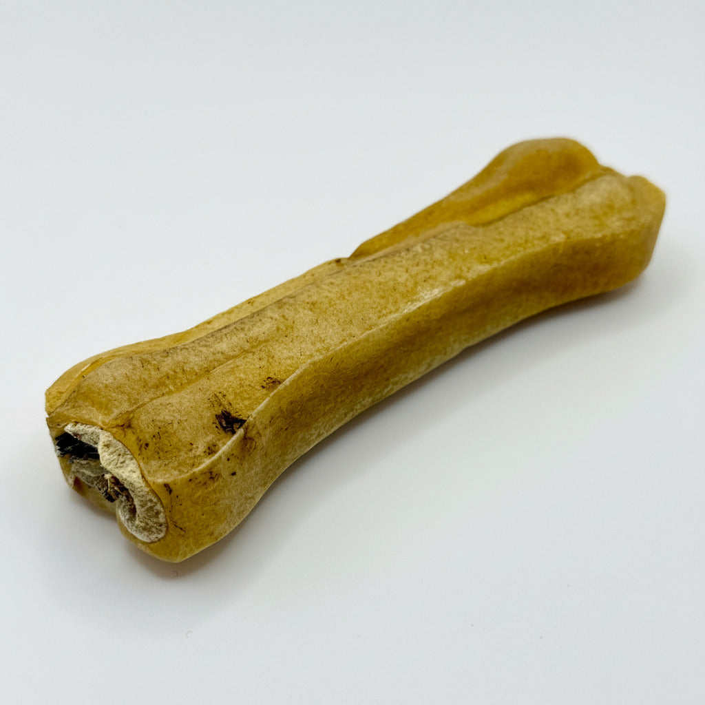 Kau-Knochen aus Wasserbüffelhaut mit Pansen, gelblich, länglich, geriffelter Oberfläche.