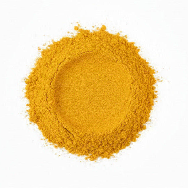Hagebuttenschalen-Pulver, gelb-orange, fein gemahlen im Häufchen
