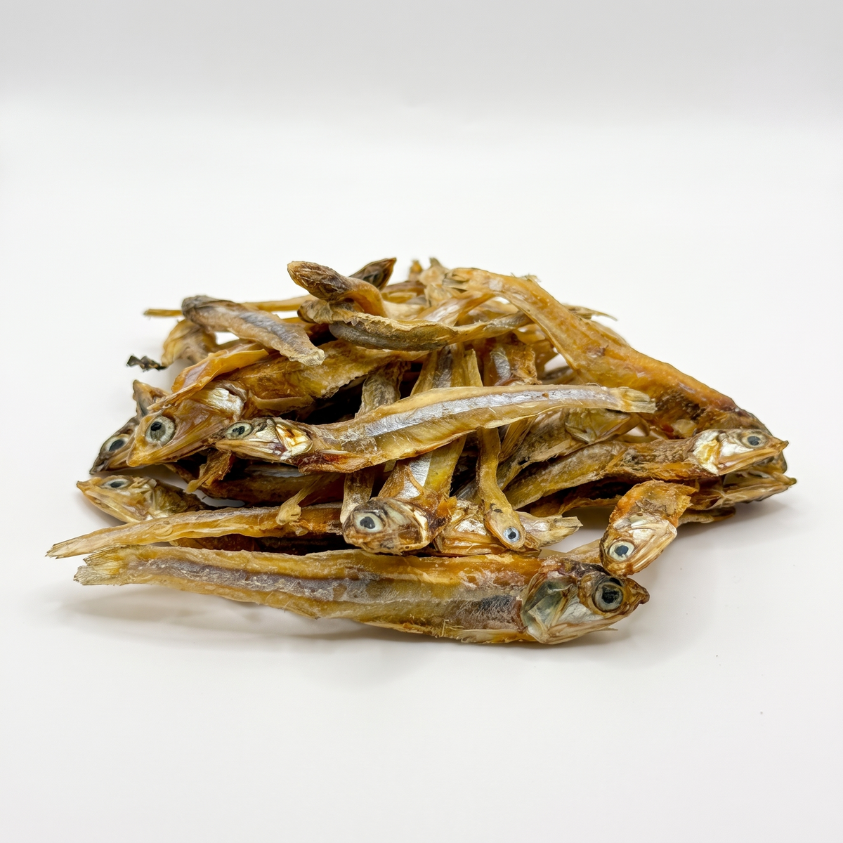 Getrocknete Mini-Sprotten, kleine silbrig-braune Fische als Haufen