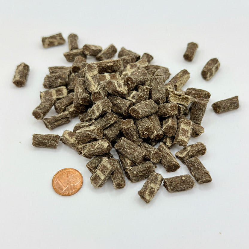 Wasserbüffelminis: kleine braun-graue Pellets
