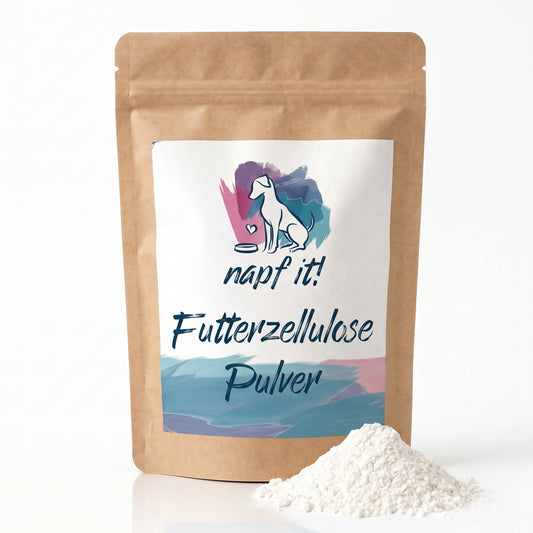 Futterzellulose-Pulver in beigem Standbodenbeutel mit Pulverhaufen