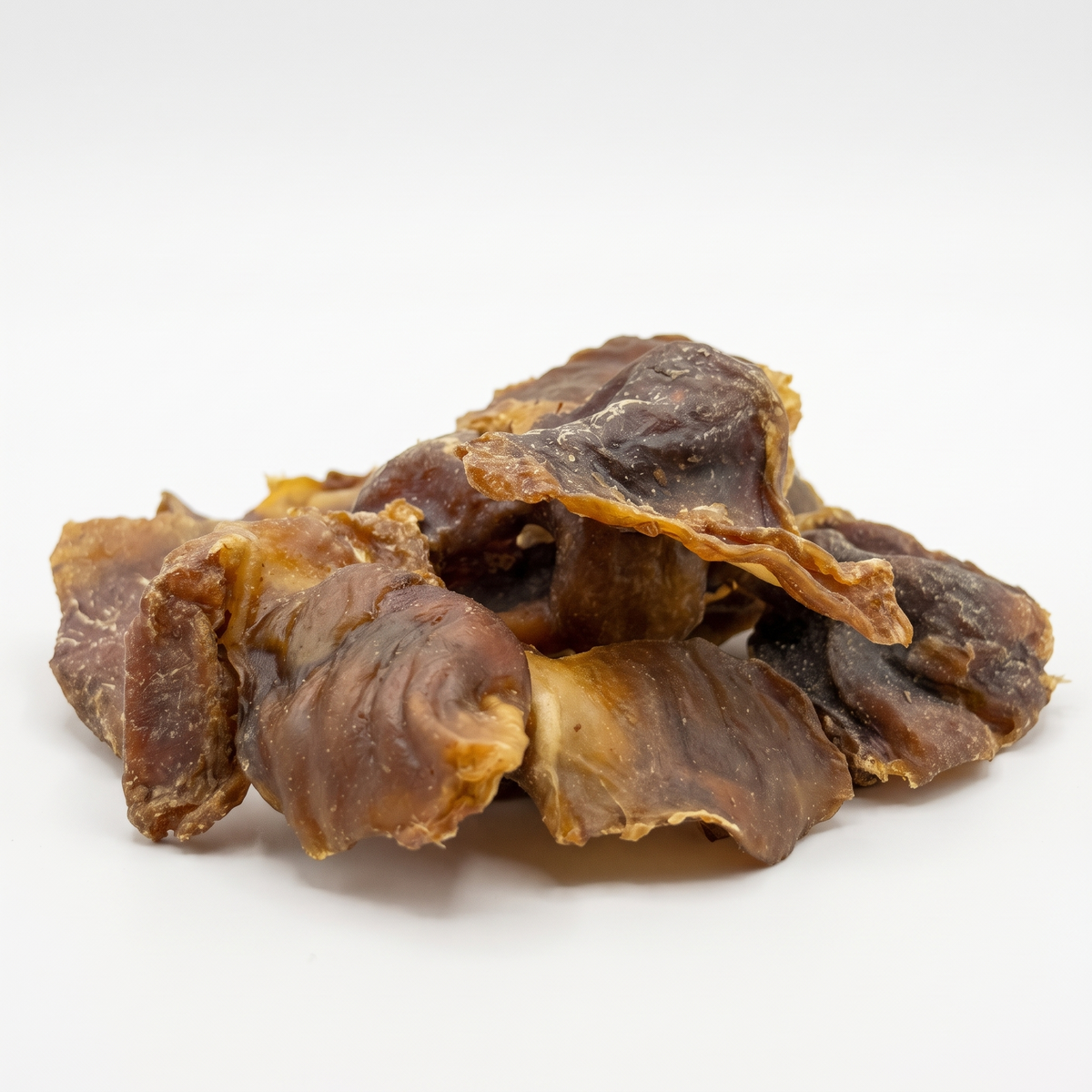 Hühnermägen, getrocknete Fleischstücke in brauner Schale, appetitlich portioniert