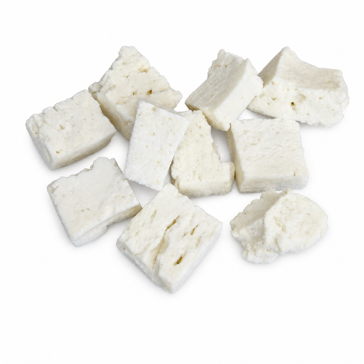 Weiße Käse-Stückchen, unregelmäßig geschnitten