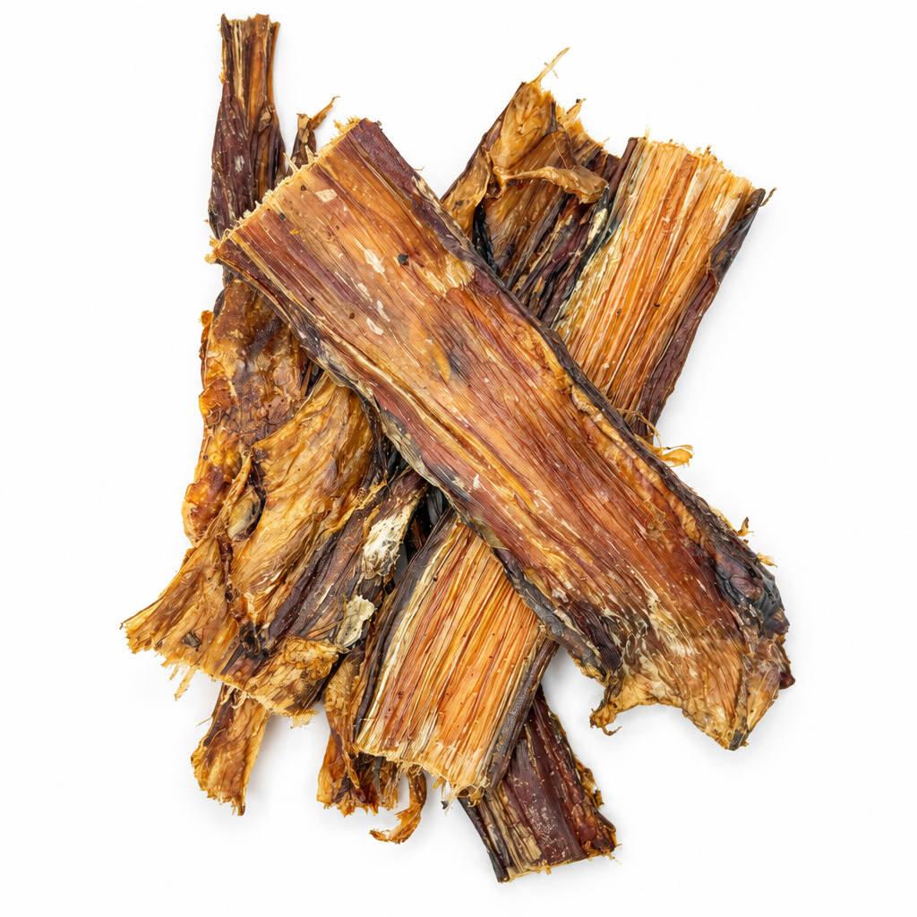 Flaches Dörrfleisch aus Pferd: braune, zerfaserte Streifen, trockene Oberfläche.