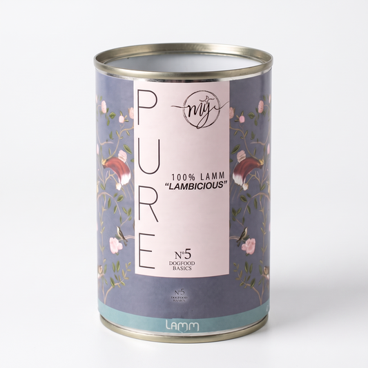 Metall-Dose mit Lamm-Futter, Blumenmuster und Aufdruck „PURE 100% LAMM“.