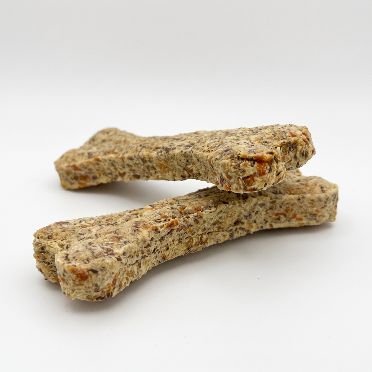 Veggie-Kauknochen: zwei hellbraune, gesprenkelte Knochen-Snacks