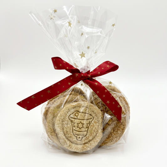 Weihnachtstaler in Klarsichtbeutel mit rotem Schleifenband, runde Kekse sichtbar