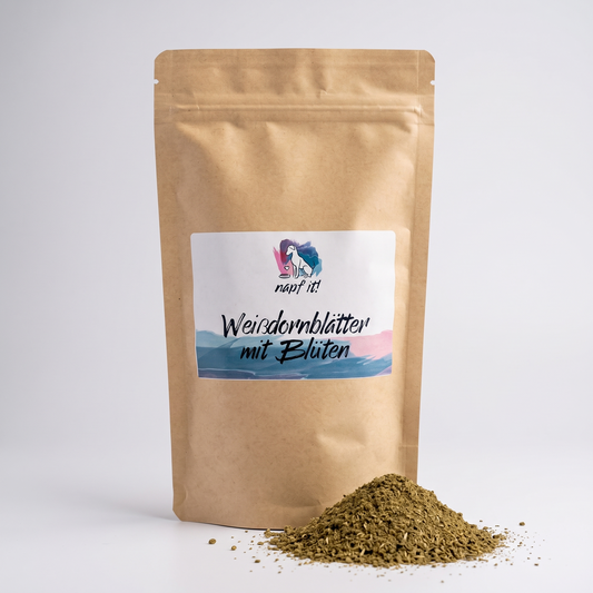 Kraftpapierbeutel mit getrockneten Weißdornblättern mit Blüten und Kräutermischung